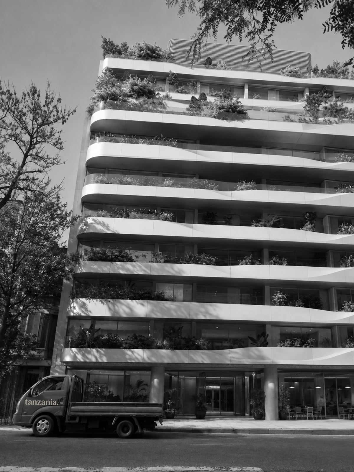 El camión de Tanzania estacionado frente a la fachada de un edificio